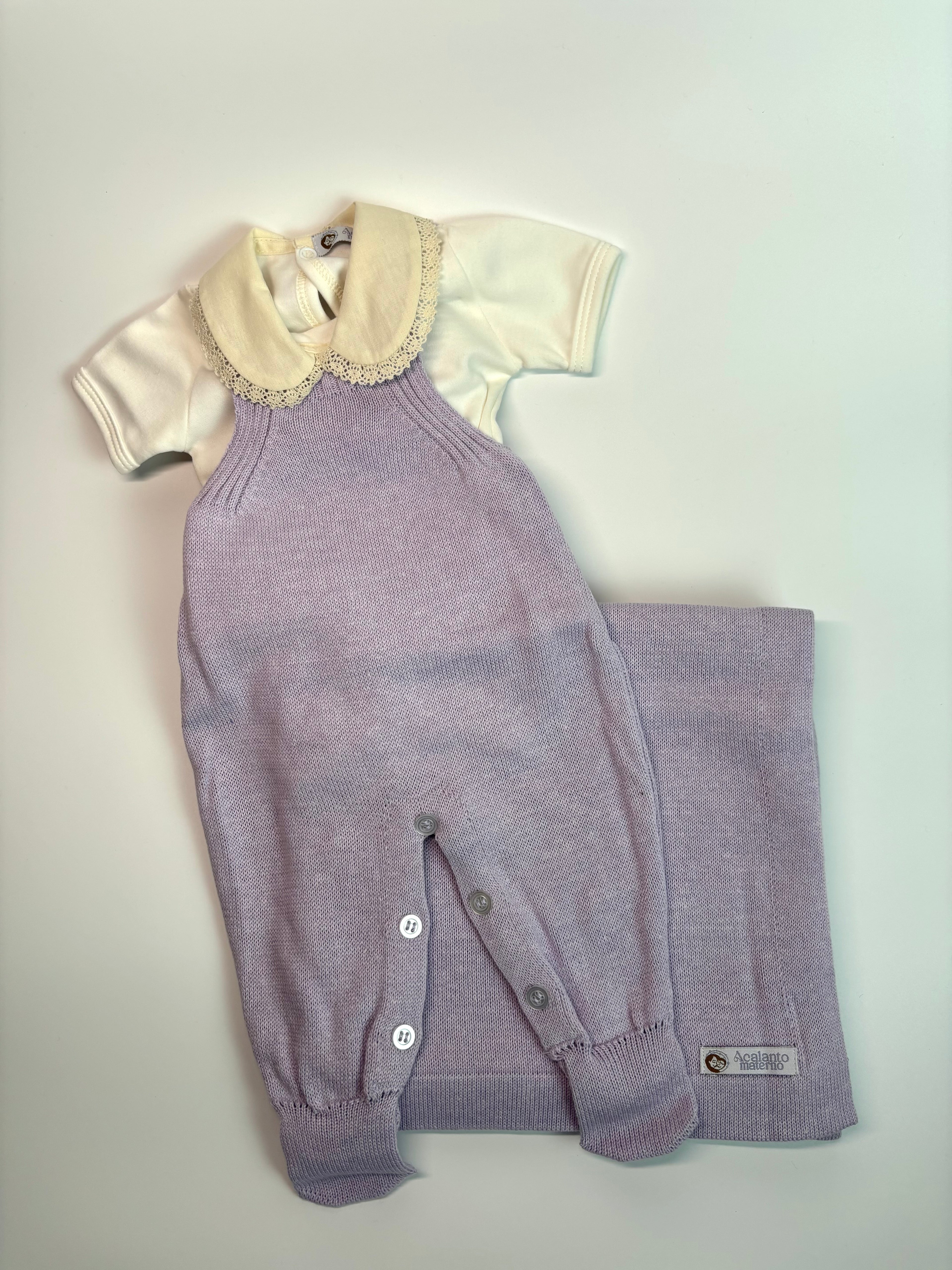Conjunto Saída Maternidade + Manta - Jardineira com Pézinho (Lilás)